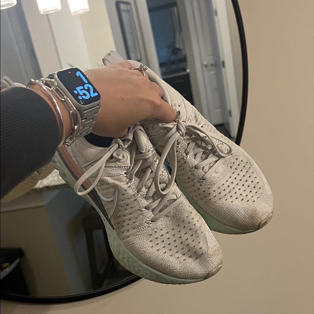 Nike Women's Athletic Running Shoes Size 8.5 - Picture 2 of 4